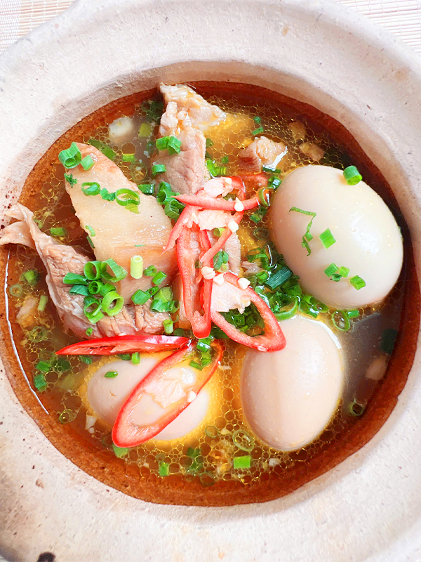 Gà kho trứng cút